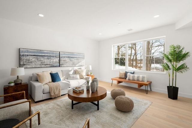 16 Stearns Rd 103 103, Wellesley, MA 02482