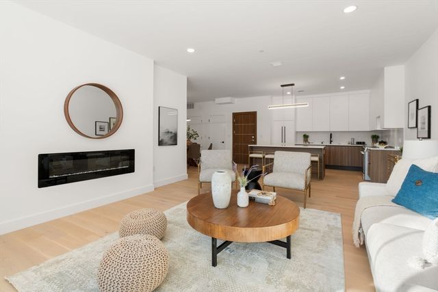 16 Stearns Rd 103 103, Wellesley, MA 02482