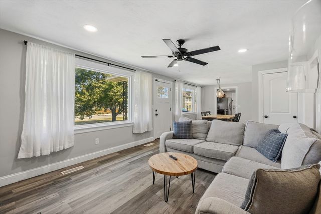 140 Everett St, Easthampton, MA 01027