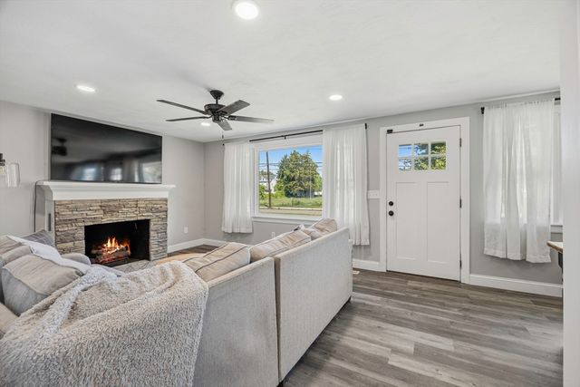 140 Everett St, Easthampton, MA 01027