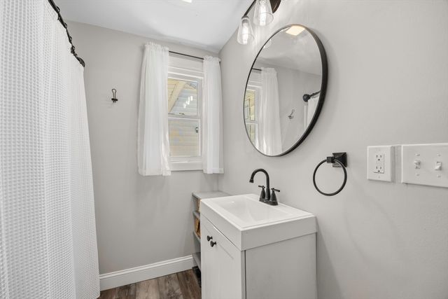 140 Everett St, Easthampton, MA 01027