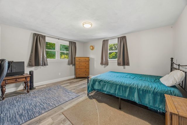 140 Everett St, Easthampton, MA 01027
