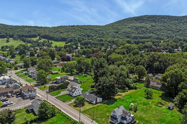 140 Everett St, Easthampton, MA 01027
