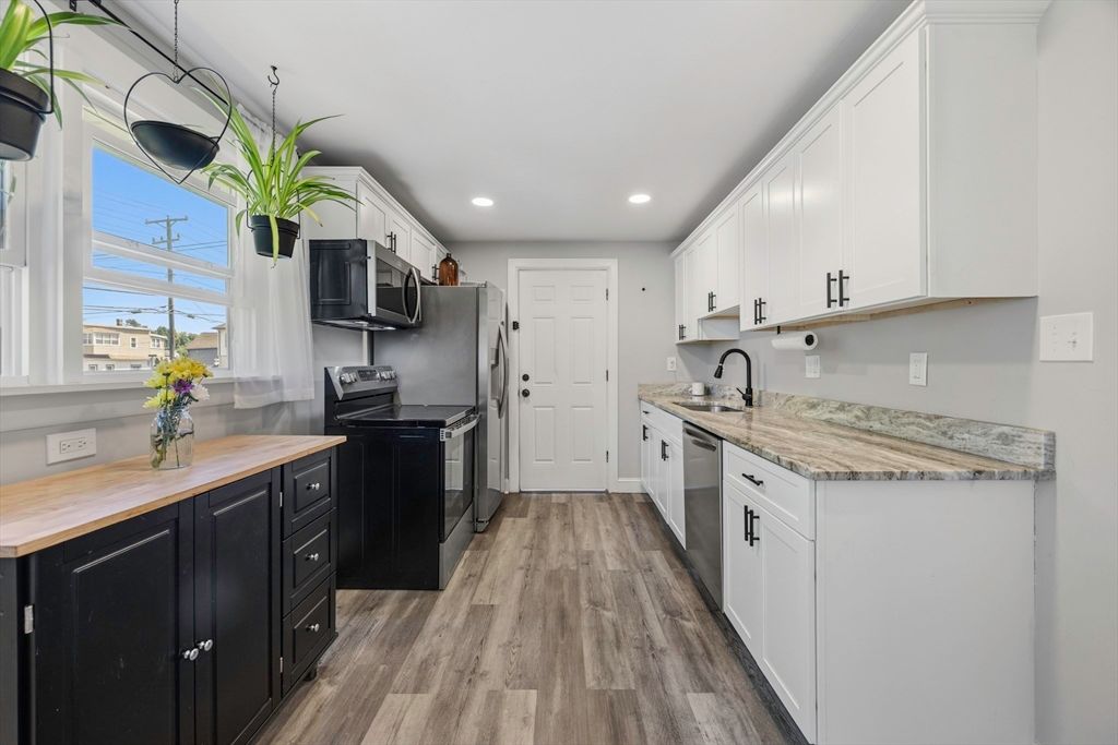 140 Everett St, Easthampton, MA 01027