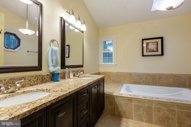 1700 ABBEY OAK DR, Vienna, VA 22182