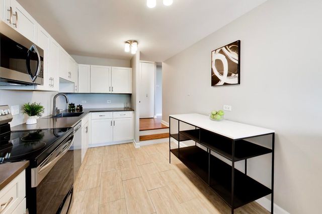 5733 N SHERIDAN Road 4C, Chicago, IL 60660