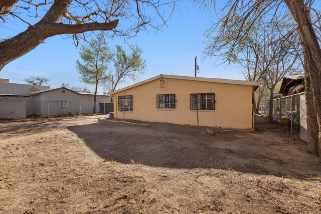 862 Arthur Drive SW, Albuquerque, NM 87105