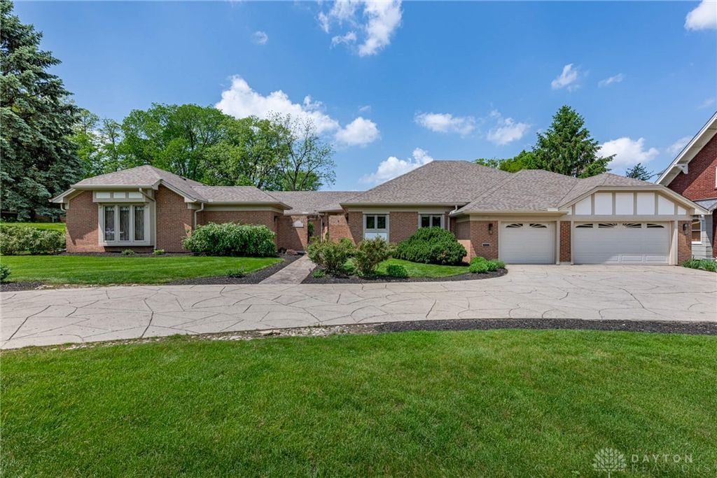 1785 Far Hills Avenue, Oakwood, OH 45419