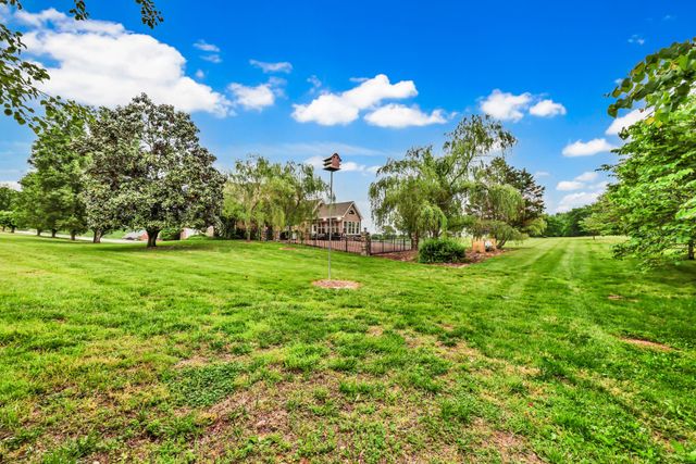 900 McClure Rd, Clarksville, TN 37040