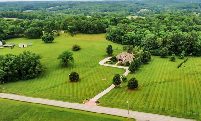 900 McClure Rd, Clarksville, TN 37040