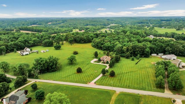 900 McClure Rd, Clarksville, TN 37040