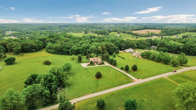 900 McClure Rd, Clarksville, TN 37040