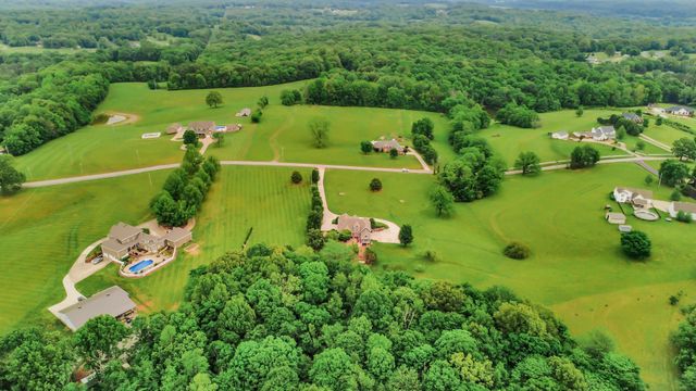 900 McClure Rd, Clarksville, TN 37040