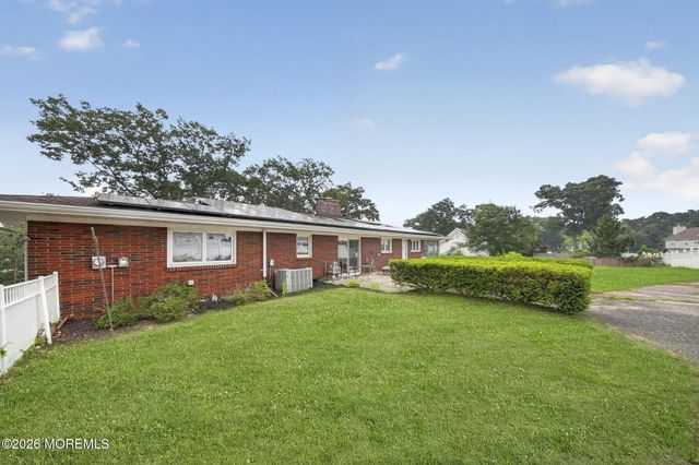 864 Breezy Oaks Drive, Toms River, NJ 08753