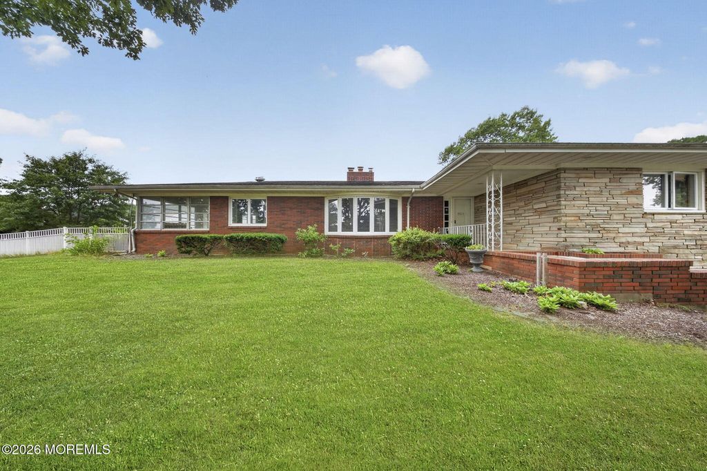 864 Breezy Oaks Drive, Toms River, NJ 08753