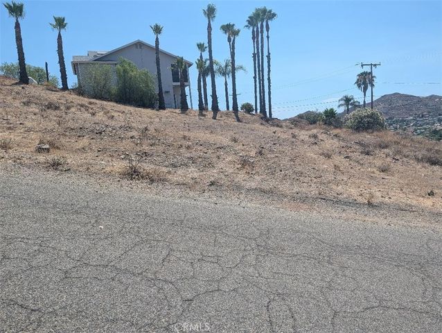 123 Vista Way, Canyon Lake, CA 92587