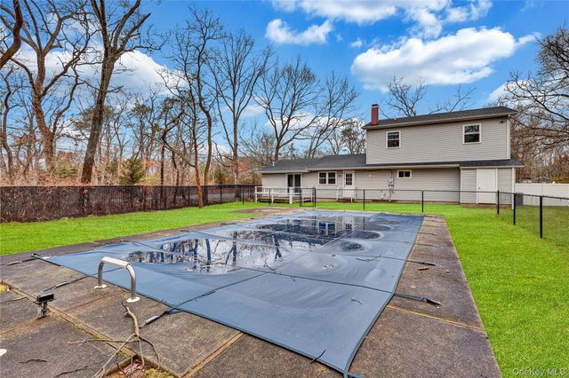 2 7th Street, Center Moriches, NY 11934