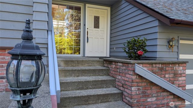 16827 41st Street E, Lake Tapps, WA 98391