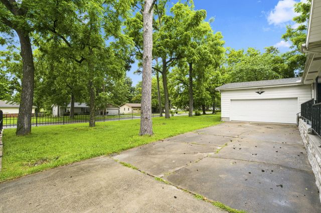 1668 S Sieger Drive, Springfield, MO 65804