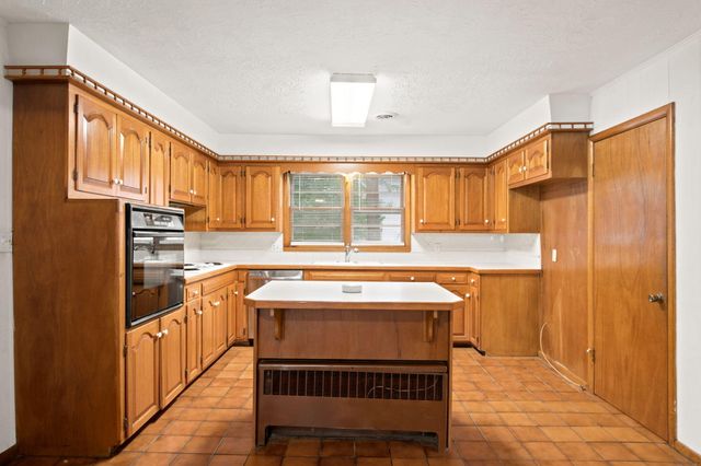 1668 S Sieger Drive, Springfield, MO 65804