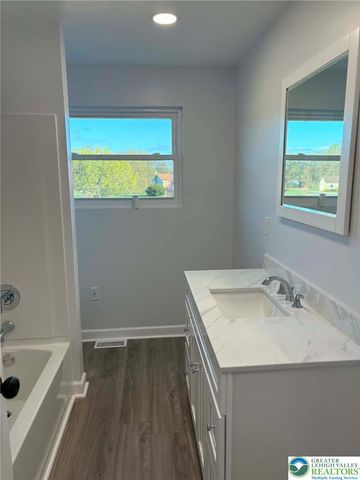 3957 Mountain Road, Washington Twp, PA 18080