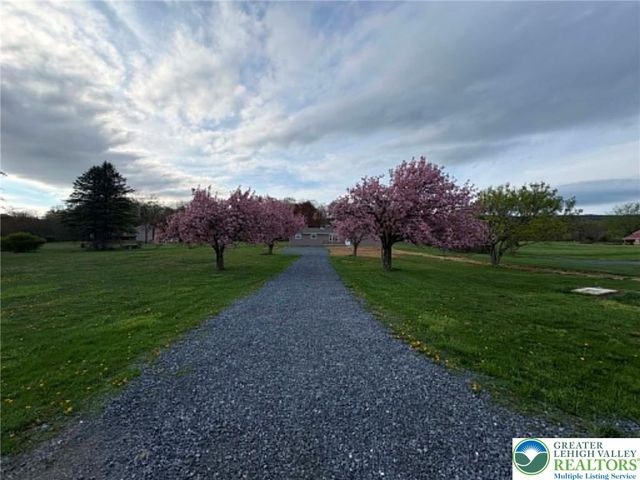 3957 Mountain Road, Washington Twp, PA 18080