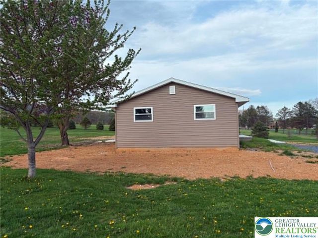 3957 Mountain Road, Washington Twp, PA 18080