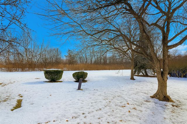 3082 Lindenwood Drive, Dearborn, MI 48120