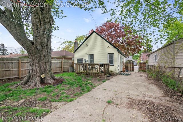 21718 Elizabeth Street, Saint Clair Shores, MI 48080