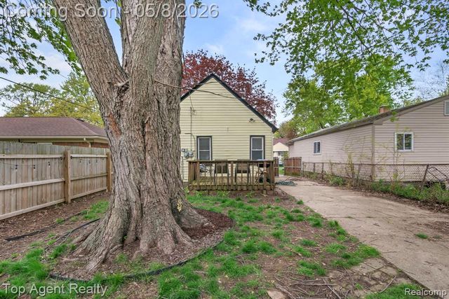 21718 Elizabeth Street, Saint Clair Shores, MI 48080