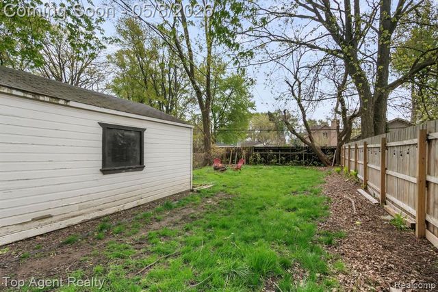 21718 Elizabeth Street, Saint Clair Shores, MI 48080