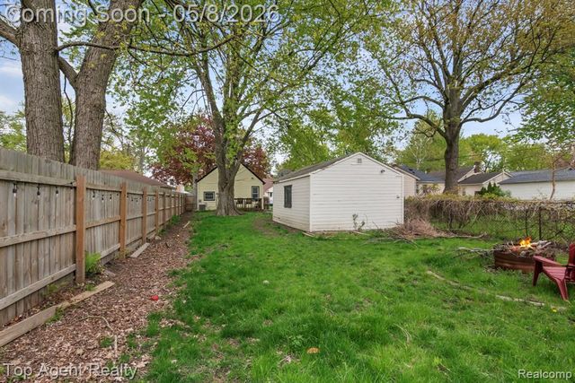 21718 Elizabeth Street, Saint Clair Shores, MI 48080