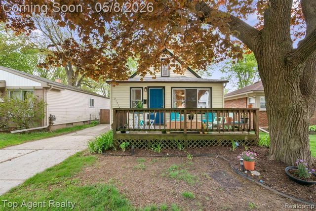 21718 Elizabeth Street, Saint Clair Shores, MI 48080