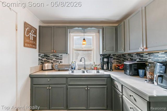21718 Elizabeth Street, Saint Clair Shores, MI 48080