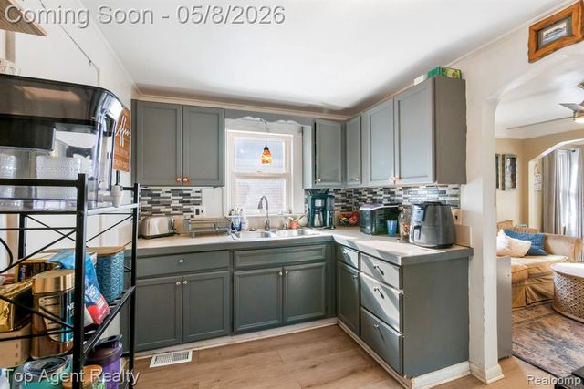 21718 Elizabeth Street, Saint Clair Shores, MI 48080
