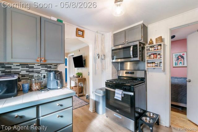 21718 Elizabeth Street, Saint Clair Shores, MI 48080