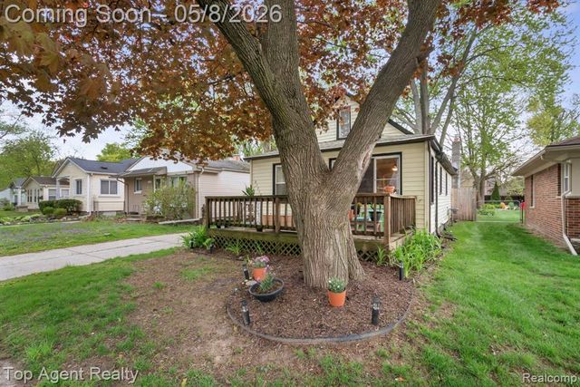21718 Elizabeth Street, Saint Clair Shores, MI 48080