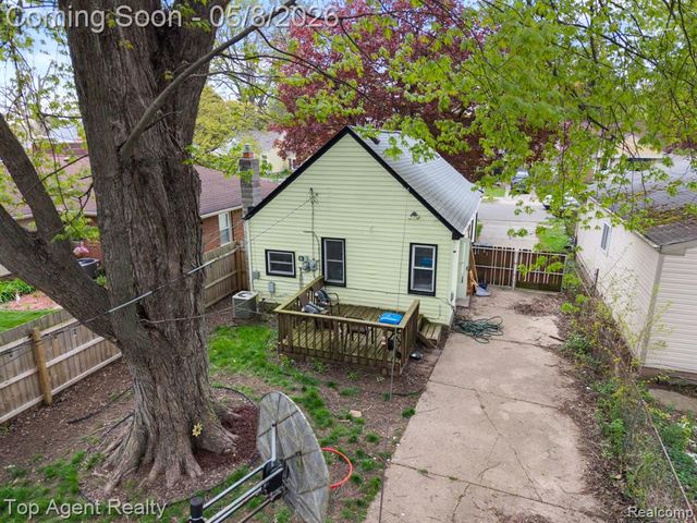 21718 Elizabeth Street, Saint Clair Shores, MI 48080