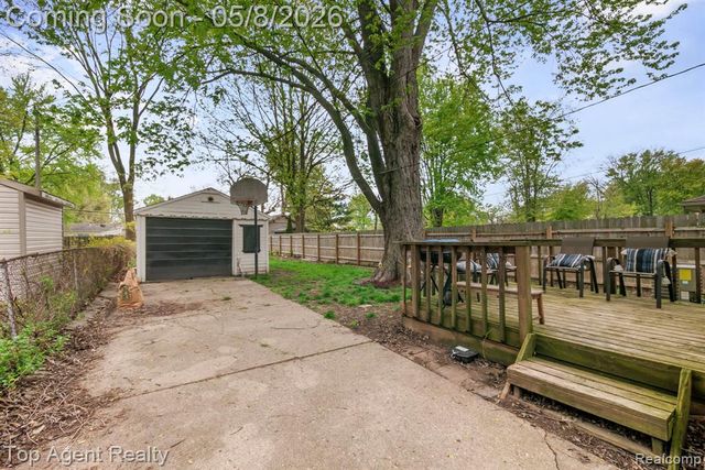 21718 Elizabeth Street, Saint Clair Shores, MI 48080