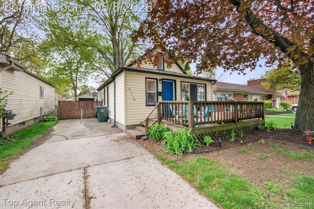 21718 Elizabeth Street, Saint Clair Shores, MI 48080