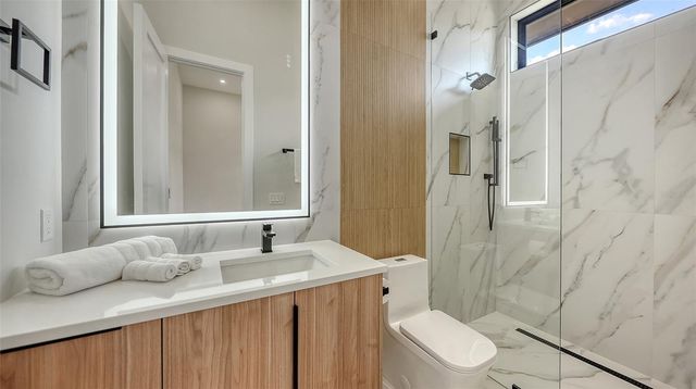 413 ISLAND CIRCLE, Sarasota, FL 34242