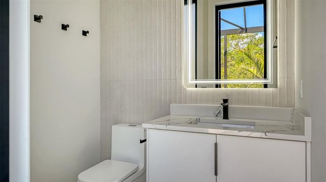 413 ISLAND CIRCLE, Sarasota, FL 34242