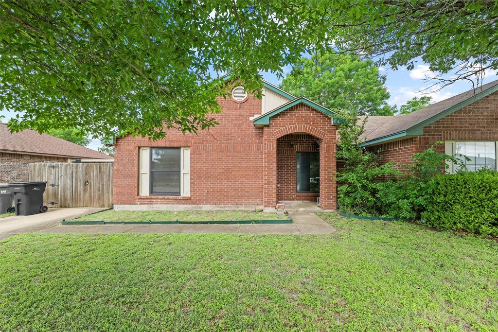 734 Lemons Street, Cedar Hill, TX 75104