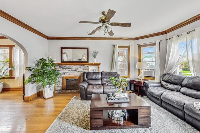 5322 W Wolfram Street, Chicago, IL 60641