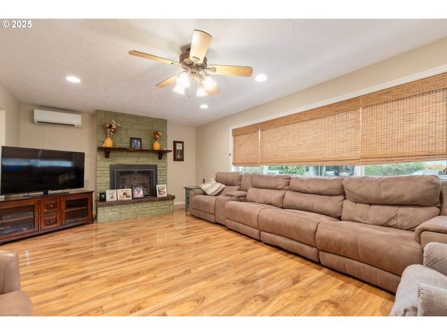 2746 HARLOW Rd, Eugene, OR 97401