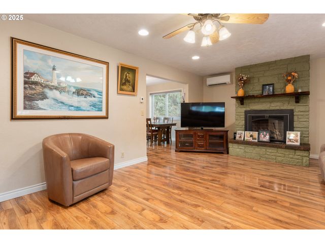 2746 HARLOW Rd, Eugene, OR 97401