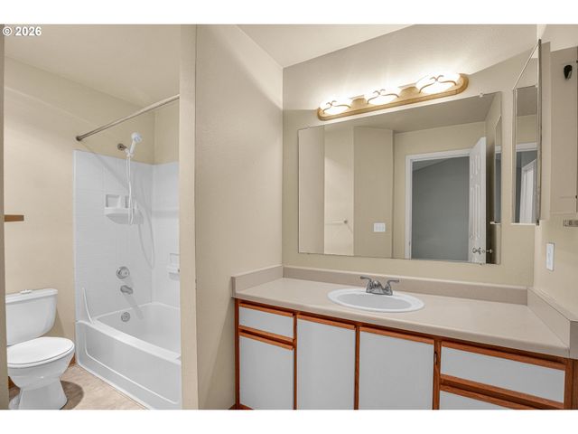 7165 Sw SAGERT St 103, Tualatin, OR 97062