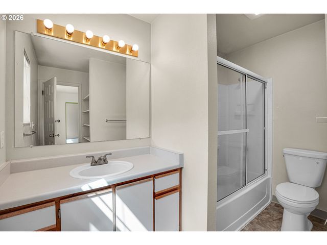7165 Sw SAGERT St 103, Tualatin, OR 97062