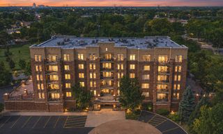 615 Perrie Drive 201, Elk Grove Village, IL 60007