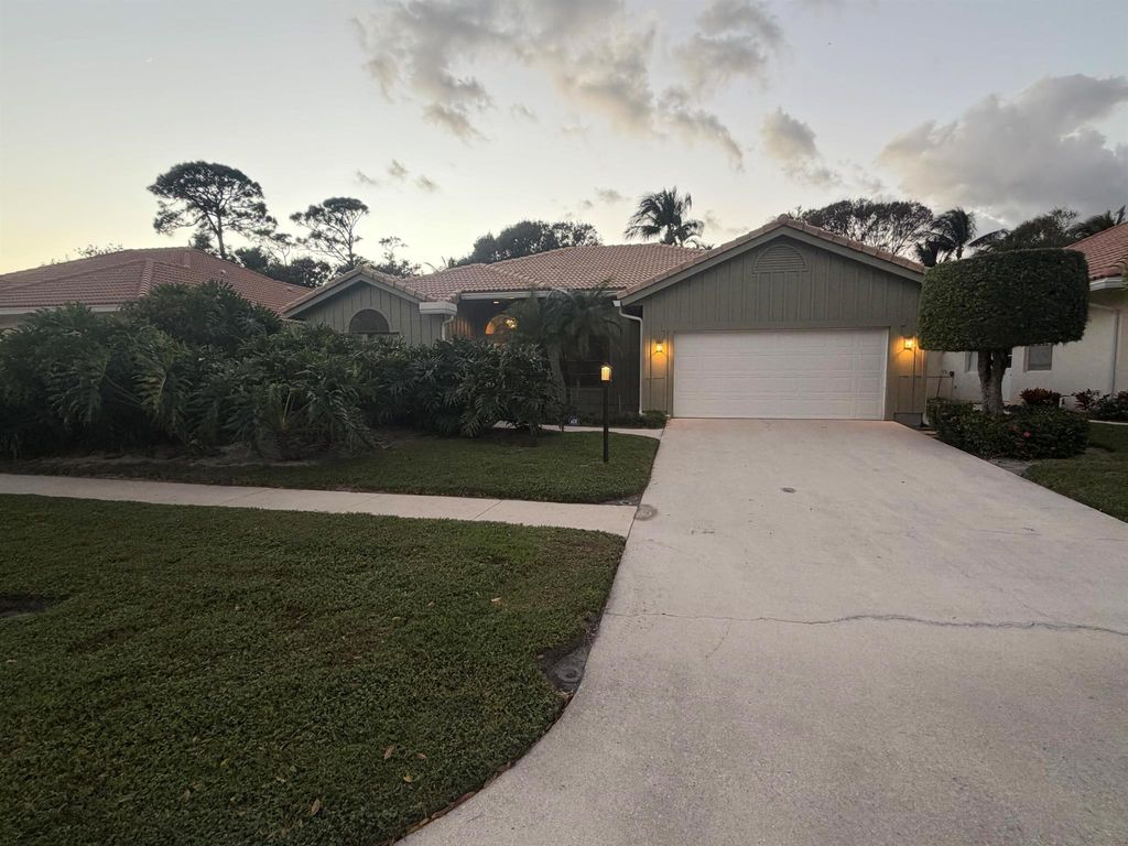 9055 Cypress Hollow Drive, Palm Beach Gardens, FL 33418